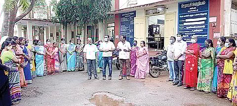 கம்பத்தில் ஆர்ப்பாட்டத்தில் ஈடுபட்ட தமிழ்நாடு சத்துணவு ஊழியர் சங்கத்தினர்.