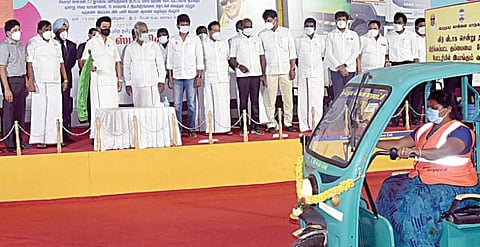 சென்னை மாநகராட்சி தூய்மைப் பணிகளுக்காக ரூ.36.52 கோடி மதிப்பிலான பேட்டரியால் இயங்கும் மூன்றுசக்கர வாகனங்கள், காம்பாக்டர் இயந்திரங்களை நேற்று கொடியசைத்து தொடங்கிவைத்தார் முதல்வர் மு.க.ஸ்டாலின். அருகில், அமைச்சர்கள் கே.என்.நேரு, க.பொன்முடி, மா.சுப்பிரமணியன், பி.கே.சேகர்பாபு, சட்டப்பேரவை உறுப்பினர் உதயநிதி ஸ்டாலின், மாநகராட்சி ஆணையர் ககன்தீப் சிங் பேடி உள்ளிட்டோர். படம்:  ம.பிரபு