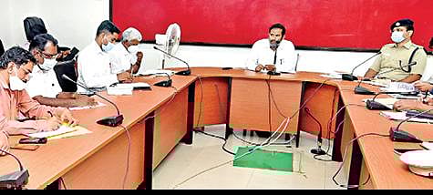 விநாயகர் சதுர்த்தியின்போது கடைபிடிக்க வேண்டிய நடைமுறைகள் தொடர்பாக கிருஷ்ணகிரியில் நடந்த ஆலோசனைக் கூட்டத்தில் ஆட்சியர் ஜெயசந்திர பானு ரெட்டி பேசினார். உடன் எஸ்பி சாய்சரண் தேஜஸ்வி.