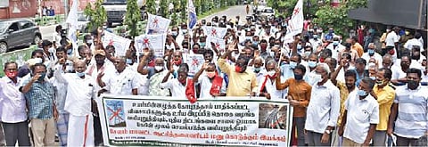 விளைநிலங்களில் அமைக்கப்பட்டுள்ள உயர் மின்கோபுரத்தால் பாதிக்கப்பட்ட விவசாயிகளுக்கு உரிய இழப்பீட்டு தொகை வழங்க வலியுறுத்தி, சேலம் ஆட்சியர் அலுவலகத்தில் மனு கொடுக்கும் போராட்டத்தில் ஈடுபட்ட உயர்மின் கோபுரங்களுக்கு எதிரான விவசாய சங்கங்களின் கூட்டியக்கத்தினர்.            படம்: எஸ்.குரு பிரசாத்