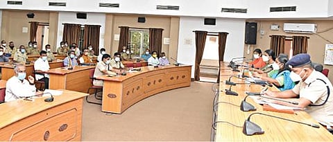 நாமக்கல்லில் சமய விழாக்களின் போது கடைப்பிடிக்க வேண்டிய அரசின் விதிமுறைகள் குறித்து அனைத்துத்துறை அலுவலர்களுடன் நடந்த ஆலோசனைக் கூட்டத்தில் மாவட்ட ஆட்சியர் ஸ்ரேயா சிங் பேசினார்.