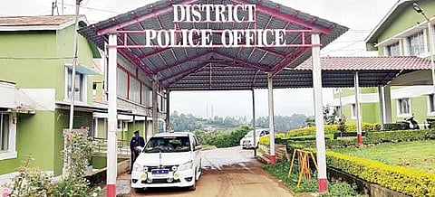 நீலகிரி மாவட்ட காவல்துறை கண்காணிப்பாளர் அலுவலகத்தில் நிறுத்தப்பட்டிருந்த ஐஜி, டிஐஜி வாகனங்கள்.