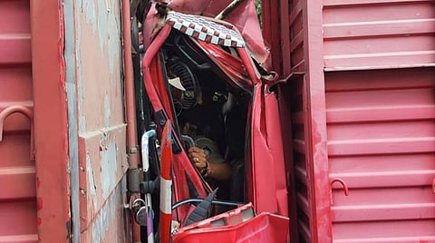 ரிசர்வ் வங்கி பணத்துடன் சென்ற லாரிகள் மோதிய விபத்தில் 5 பேர் காயம்