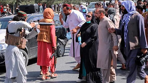 பேசும் படம்: தலிபான் துப்பாக்கியை நேருக்கு நேர் எதிர்கொண்ட ஆப்கன் பெண்; சீன தியான்மென் சதுக்க நிகழ்வை நினைவுபடுத்துவதாக இணையவாசிகள் நெகிழ்ச்சி