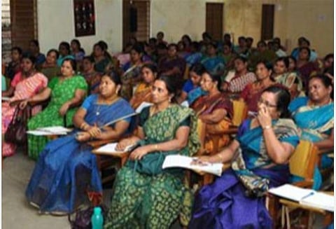 ஆசிரியர் இடமாறுதல் முறைகேடு; லஞ்ச ஒழிப்பு விசாரணைக்கு உத்தரவிடக்கோரி வழக்கு- தமிழக அரசு பதிலளிக்க உத்தரவு