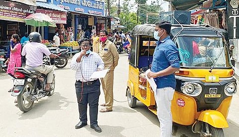 திருப்பத்தூர் பஜார் பகுதியில் ஒலிபெருக்கி மூலம் கரோனா தடுப்பூசியை வியாபாரிகள் அனைவரும் போட்டுக்கொள்ள முன்வர வேண்டும் என நகராட்சி ஆணையாளர் ஏகராஜ் விழிப்புணர்வு ஏற்படுத்தினார்.