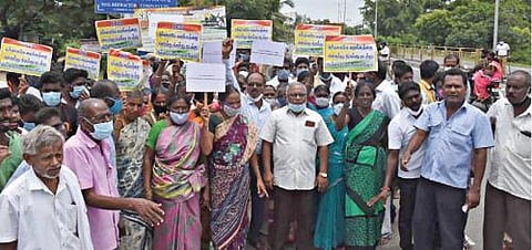 மேக்னசைட் சுரங்கத்தை திறக்கக்கோரி, சேலம் மாமாங்கம் அருகே பெங்களூரு தேசிய நெடுஞ்சாலையில் மறியல் போராட்டத்தில் ஈடுபட்ட வேலையிழந்த தொழிலாளர்கள். 			             படம்: எஸ்.குரு பிரசாத்