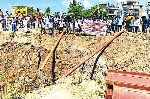 கழிவுநீர் கால்வாய் அமைக்கும் பணியை நிறுத்தி வி.மருதூர் ஏரியை பாதுகாக்க வலியுறுத்தி பொதுமக்கள் போராட்டம் நடத்தினர்.
