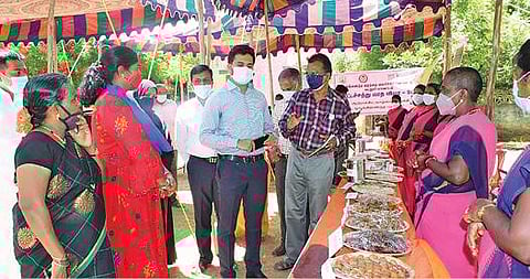காட்டுமன்னார்கோவிலில் ஊட்டசத்து மாத விழிப்புணர்வு நிகழ்ச்சியில் காட்சிக்கு வைக்கப்பட்டிருந்த ஊட்டச்சத்து உணவு பொருட்களை சிதம்பரம் சார்- ஆட்சியர் மதுபாலன் பார்வையிட்டார்.