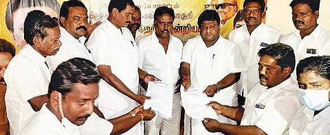 விழுப்புரத்தில் திமுக சார்பில் உள்ளாட்சித் தேர்தலையொட்டி  விருப்ப மனு வழங்கப்பட்டது.