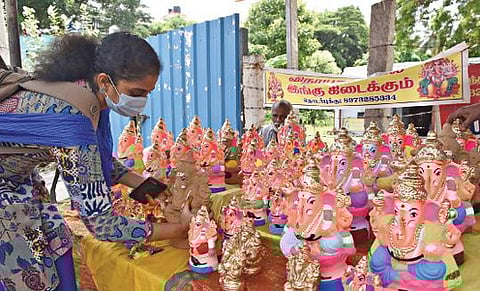 நாடு முழுவதும் நாளை விநாயகர் சதுர்த்தி விழா கொண்டாடப்படுகிறது.  சேலம் குமாரசாமிப்பட்டி பகுதியில் விற்பனைக்கு வைக்கப்பட்டிருந்த பிள்ளையார் சிலையை தேர்வு செய்யும் பெண். 		படம்: எஸ்.குரு பிரசாத்