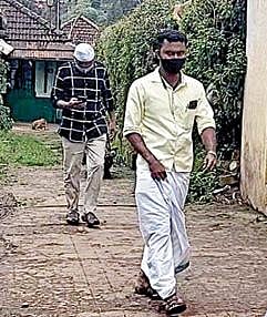 உதகையில் காவல்துறையினரின் விசாரணைக்கு வந்த நவ்ஷாத் மற்றும் நவ்ஃபுல். படம்: ஆர்.டி.சிவசங்கர்