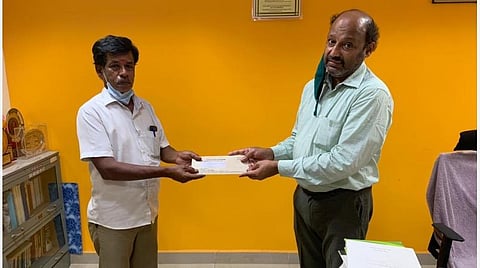 கரோனாவால் உயிரிழந்த தொழிலாளி ஒருவரின் குடும்ப உறுப்பினருக்கு மாதாந்திர பென்ஷன் தொகையை விநியோகித்த கோவை இ.எஸ்.ஐ.சி சார் மண்டல அலுவலகத்தின் துணை இயக்குநர் (பொறுப்பு) கே.ரகுராமன்.