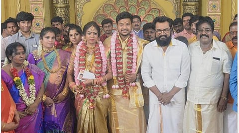 திண்டுக்கல்லில் நடந்த திருமண நிகழ்ச்சியில் பங்கேற்ற சமத்துவ மக்கள் கட்சித் தலைவர் சரத்குமார். 