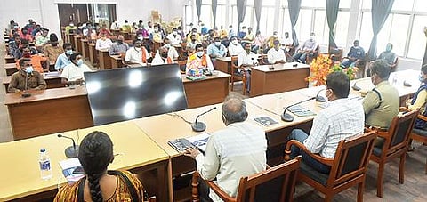 விநாயகர் சதுர்த்தி விழாவையொட்டி, பூஜை பொருட்களை வாங்க வேலூர் கிருபானந்த வாரியார் சாலையில் நேற்று மாலை குவிந்த பொதுமக்கள். அடுத்த படம்: தி.மலை பேருந்து நிலையத்தில் நேற்று திரண்டிருந்த பயணிகள்.