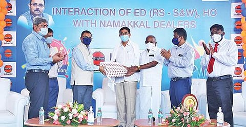 நாமக்கல்லில் ஐஓசி சார்பில் நடைபெற்ற கூட்டத்தில் டீசல் அதிகம் விற்பனை செய்த ஐஓசி பங்க் உரிமையாளர்களுக்கு பரிசு வழங்கப்பட்டது.