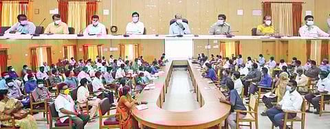 மாபெரும் கரோனா தடுப்பூசி முகாம் குறித்த ஆய்வுக் கூட்டம் கடலூரில் மாவட்ட ஆட்சியர் கி.பாலசுப்ரமணியம் தலைமையில் நடந்தது.