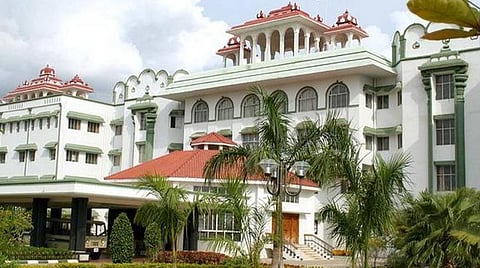 காவல்துறையில் 8 மணி நேர வேலையை கண்டிப்பாக பின்பற்ற வேண்டும் ;போலீஸாருக்கு கூடுதலாக 10% ஊதியம்: தமிழக அரசு பரிசீலிக்க உயர் நீதிமன்றம் உத்தரவு