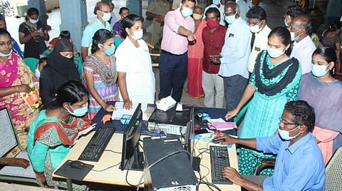 காரைக்கால் அம்மையார் மண்டபத்தில் நடைபெற்ற, ஆயுஷ்மான் பாரத் மருத்துவக் காப்பீட்டுத் திட்டத்துக்கான  அடையாள அட்டை பதிவு செய்யும் பணியைப் பார்வையிட்ட காரைக்கால் மாவட்ட ஆட்சியர் மற்றும் அதிகாரிகள்.