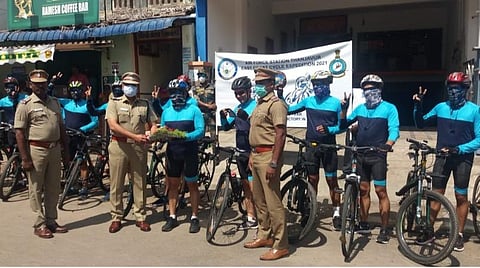 பாகிஸ்தான் போர் வெற்றியைக் கொண்டாடும் வகையில் சைக்கிள் பேரணியாக வந்த விமானப் படை வீரர்களுக்கு சிதம்பரத்தில் டிஎஸ்பி ரமேஷ்ராஜ் வரவேற்பளித்தார்.