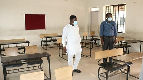 அரியூர் ஸ்பார்க் பள்ளியில் அமைக்கப்பட்டுள்ள நீட் தேர்வு மையத்தை நீட் தேர்வு ஒருங்கிணைப்பாளரும், சிருஷ்டி பள்ளி முதல்வருமான சரவணன் இன்று ஆய்வு செய்தார்.