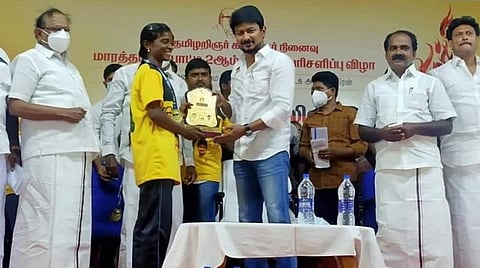 புதுக்கோட்டை மாவட்டம் கீரனூரில் நடைபெற்ற பரிசளிப்பு நிகழ்ச்சியில் மாரத்தான் ஓட்டத்தில் வெற்றி பெற்ற பெண்ணுக்கு பரிசளிக்கிறார் திமுக இளைஞரணி செயலாளர் உதயநிதி ஸ்டாலின் எம்எல்ஏ. உடன் அமைச்சர்கள் எஸ்.ரகுபதி, சிவ.வீ.மெய்யநாதன், அன்பில் மகேஸ் பொய்யாமொழி.