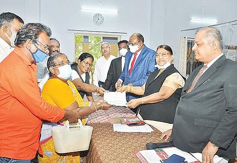 வேலூரில் நடைபெற்ற மக்கள் நீதிமன்றத்தில் இழப்பீடு வழங்கப்பட்டது.