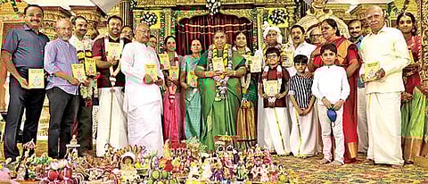 ஈரோடு மாவட்டம் பெருந்துறையில் நடைபெற்ற சக்தி மசாலா நிறுவனங்களின் தலைவர் டாக்டர் பி. சி. துரைசாமி - டாக்டர் சாந்தி துரைசாமி ஆகியோரின் பீமரத சாந்தி விழாவில் நடிகர் சிவக்குமார் விழா மலரை வெளியிட முக்கிய பிரமுகர்கள் பெற்றுக்கொண்டனர்.