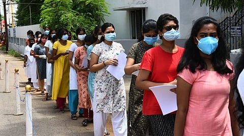 நீட் தேர்வெழுதும் மாணவர்களைத் தேர்வு மையத்துக்குள் அனுமதிக்கும் பணி தொடக்கம்