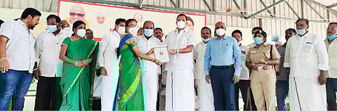 ராணிப்பேட்டையில் ஆசிரியர்களுக்கு நல்லாசிரியர் விருதுகளை கைத்தறித்துறை அமைச்சர் காந்தி, அரக்கோணம் எம்பி ஜெகத்ரட்சகன் ஆகியோர் வழங்கினர். அருகில், மாவட்ட ஆட்சியர் பாஸ்கர பாண்டியன், எஸ்.பி., டாக்டர்.தீபாசத்யன் உள்ளிட்டோர்.