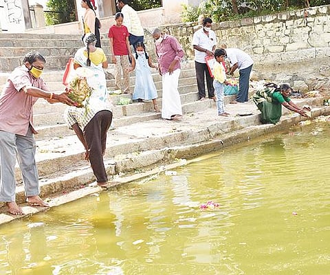 தி.மலை ஈசான்ய குளத்தில் விநாயகர் சிலையை விஜர்சனம் செய்த பக்தர்கள்.
