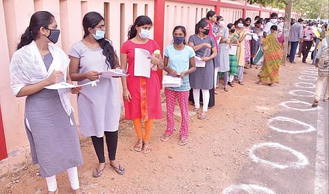 பாளையங்கோட்டையில் நீட் தேர்வு மையத்தின் வெளியே  காத்திருந்த பெற்றோர்கள். படங்கள் : மு.லெட்சுமி அருண்