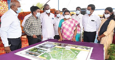 தூத்துக்குடி அம்பேத்கர் நகர் பகுதியில் ஸ்டெம் பூங்கா பணிகளை தொடங்கி வைத்து, மாதிரி வரைபடத்தை அமைச்சர் பெ.கீதாஜீவன் பார்வையிட்டார். உடன் மாவட்ட ஆட்சியர் கி.செந்தில் ராஜ், மாநகராட்சி ஆணையர் தி.சாரு. படம்: என்.ராஜேஷ்