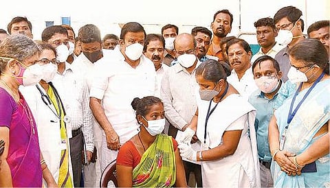 திருச்சி தில்லைநகர் கி.ஆ.பெ.விசுவநாதம் பள்ளியில் நேற்று நடைபெற்ற கரோனா தடுப்பூசி முகாமை பார்வையிடுகிறார் மாநில நகராட்சி நிர்வாகத்துறை அமைச்சர் கே.என்.நேரு. உடன், மாவட்ட ஆட்சியர் சு.சிவராசு உள்ளிட்டோர்.படம்: ஜி.ஞானவேல்முருகன்