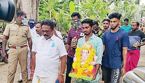 திருச்செந்தூர் பகுதியில் வீடுகளில் வைத்து வழிபாடு செய்யப்பட்ட விநாயகர் சிலைகளை பக்தர்கள் நேற்று  கடலில் கரைத்தனர். (அடுத்தபடம்) நாகர்கோவில் வடசேரி பகுதியில் வீடுகளில் பிரதிஷ்டை செய்யப்பட்ட விநாயகர் சிலைகள் நேற்று பழையாற்றில் கரைக்க எடுத்துச்செல்லப்பட்டன.