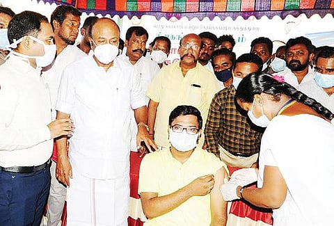 திருப்பத்தூரில் நடந்த கரோனா தடுப்பூசி முகாமைப் பார்வையிட்ட அமைச்சர் கே.ஆர்.பெரியகருப்பன். அருகில் மாவட்ட ஆட்சியர் பி.மதுசூதன்ரெட்டி.