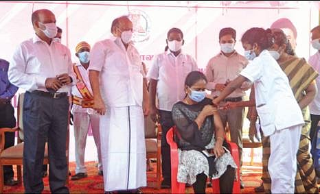 விழுப்புரம் மாவட்டம் திண்டிவனத்தில் கோவிந்தசாமி அரசு கலைக் கல்லூரியில் நடைபெற்ற தடுப்பூசி முகாமை பார்வையிடும் அமைச்சர் மஸ்தான்.