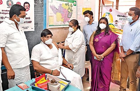 ராசிபுரம் சுற்றுவட்டாரத்தில் நடைபெற்ற கரோனா தடுப்பூசி முகாமை பார்வையிட்ட சுற்றுலாத் துறை அமைச்சர் மா. மதிவேந்தன், வெண்ணந்தூர் ஊராட்சி ஒன்றியத்திற்கு உட்பட்ட மசக்காளிப்பட்டி ஊராட்சி ஒன்றிய நடுநிலைப்பள்ளியில் நடந்த முகாமில் கரோனா 2-ம் தவணை தடுப்பூசி செலுத்திக் கொண்டார். அருகில் நாமக்கல் மாவட்ட ஆட்சியர் ஸ்ரேயா சிங்.