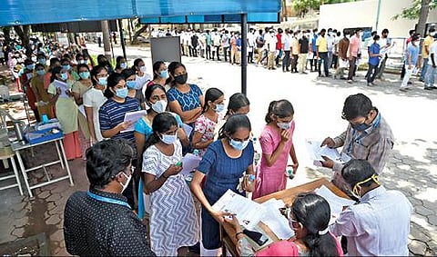 சேலம் சோனா கல்லூரி நீட் தேர்வு மையத்தில் தேர்வு எழுத வந்தவர்களின் நுழைவுச் சீட்டு உள்ளிட்டவைகள் சரிபார்த்த பின்னர் மையத்துக்குள் அனுமதிக்கப்பட்டனர். இதற்காக நீண்ட வரிசையில் காத்திருந்த மாணவ, மாணவிகள்.படம் எஸ். குரு பிரசாத்