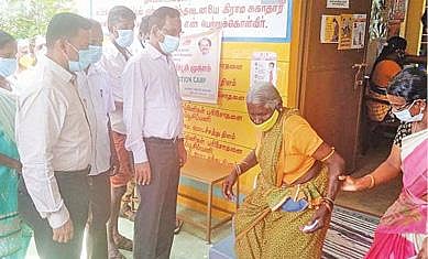 கோவை, திருப்பூர் மாவட்டங்களில் நடைபெற்ற சிறப்பு முகாம்களில் -  இலக்கைவிட அதிகம் பேருக்கு கரோனா தடுப்பூசி :  சில இடங்களில் தட்டுப்பாட்டால் பொதுமக்கள் ஏமாற்றம்