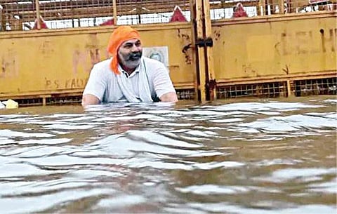 டெல்லி - உத்தர பிரதேச மாநில எல்லை காஸிப்பூர் பகுதியில் இடுப்பளவு மழை வெள்ளத்தில் ராகேஷ் டிகைத் நேற்று போராட்டத்தில் ஈடுபட்டார்.