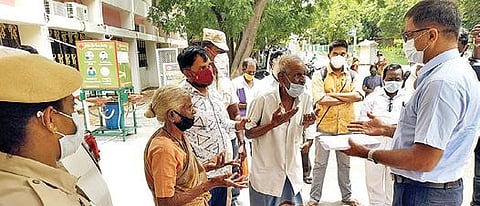 வேலூர் அருகே முறைகேடாக அபகரித்த நிலத்தை மீட்டுக் கொடுக்க வலியுறுத்தி மாவட்ட ஆட்சியர் அலுவலகத்தில் ஆட்சியர் குமாரவேல் பாண்டியனிடம் புகார் மனு அளித்த வயதான தம்பதியினர்.படம்: வி.எம்.மணிநாதன்.