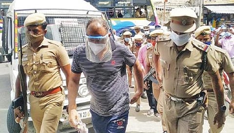 பலத்த  பாதுகாப்புடன் பேரறிவாளனை விழுப்புரம் தனியார் மருத்துவமனைக்கு காவல் துறையினர் அழைத்து வந்தனர்.