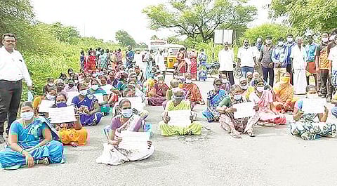 ஜோலார்பேட்டை-புத்துக்கோயில் சாலையில் நேற்று மறியலில் ஈடுபட்ட பால் உற்பத்தியாளர்கள்.