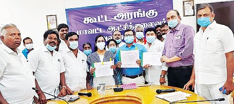 திருப்பத்தூர் மாவட்ட ஆட்சியர் அலுவலக கூட்டரங்கில் அங்கீகரிக்கப்பட்ட அரசியல் கட்சியினர் முன்னிலையில் வரைவு வாக்குச்சாவடி பட்டியலை நேற்று வெளியிட்ட ஆட்சியர் அமர் குஷ்வாஹா. அருகில், சார் ஆட்சியர் அலர்மேல்மங்கை உள்ளிட்டோர். அடுத்த படம்: ராணிப்பேட்டை மாவட்டத்தில் உள்ளாட்சி தேர்தலுக்கான வரைவு வாக்குச்சாவடி பட்டியலை மாவட்ட ஆட்சியர் பாஸ்கர பாண்டியன் நேற்று வெளியிட்டார். அருகில், மாவட்ட வருவாய் அலுவலர் ஜெயச்சந்திரன் மற்றும் அரசியல் கட்சி பிரமுகர்கள்.