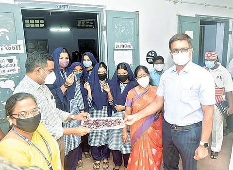 வேலூர் அண்ணா சாலையில் உள்ள அரசினர் முஸ்லிம் மேல்நிலைப்பள்ளியில் தேசிய குடற்புழு நீக்கும் வார விழா தொடக்க நிகழ்ச்சியில் மாணவ, மாணவிகளுக்கு மாத்திரைகளை வழங்கிய மாவட்ட ஆட்சியர் குமாரவேல் பாண்டியன். படம்:வி.எம்.மணிநாதன்.