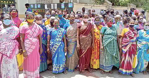 மகாத்மா  காந்தி  தேசிய ஊரக  வேலை உறுதித்  திட்டத்தில் குறைவான  நாட்களே  வேலை வழங்கப்படுவதாக புகார் கூறிய  சிங்கிகுளம் கிராம பெண்கள். 						        படம்: மு.லெட்சுமி அருண்