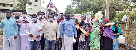 தென்காசி மாவட்ட ஆட்சியர் அலுவலகத்துக்கு அடிப்படை வசதிகள் கேட்டு பாய், தலையணை, காலி குடங்களுடன் மனு அளிக்க வந்த மக்கள்.