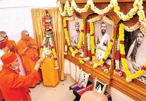 தஞ்சாவூர் ராமகிருஷ்ண மடத்தில் நேற்று தீப வழிபாடு நடத்துகிறார் மடத்தின் அகில உலக துணைத்தலைவர் ஸ்ரீமத் கவுதமானந்த மஹராஜ்.