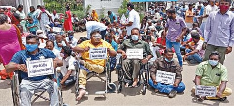 மாற்றுத்திறனாளிகள் நல அலுவலகத்தை இடமாற்றம் செய்யக்கோரி நாமக்கல் மாவட்ட ஆட்சியர் அலுவலகம் எதிரில் மாற்றுத்திறனாளிகள் காத்திருப்புப் போராட்டத்தில் ஈடுபட்டனர்.